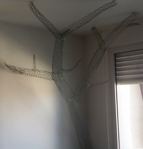 Un arbre qui vole et sort du mur. Normal.